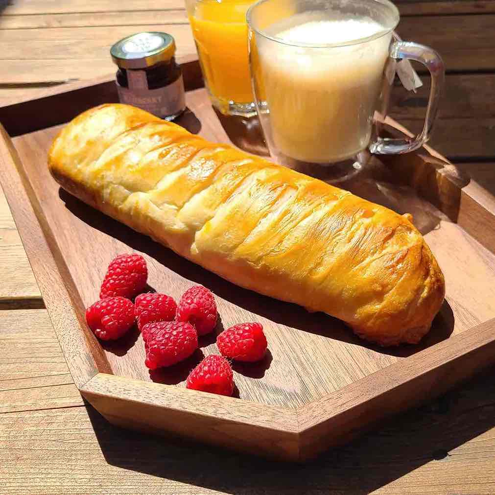 baguette viennoise with strawberry