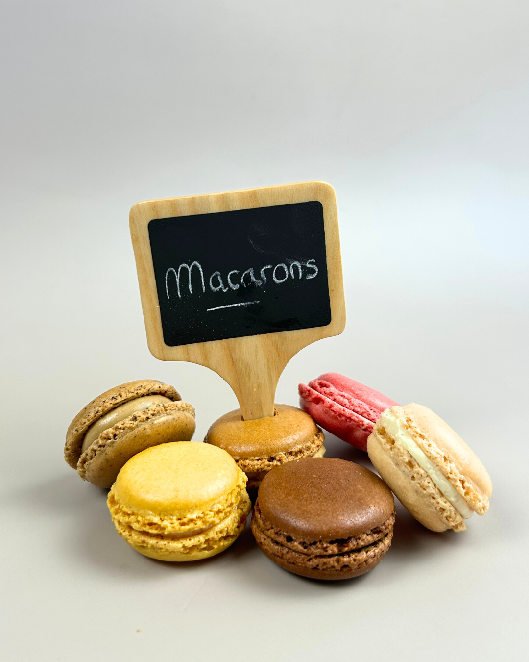 Pack of 6 macarons (mixed flavours)