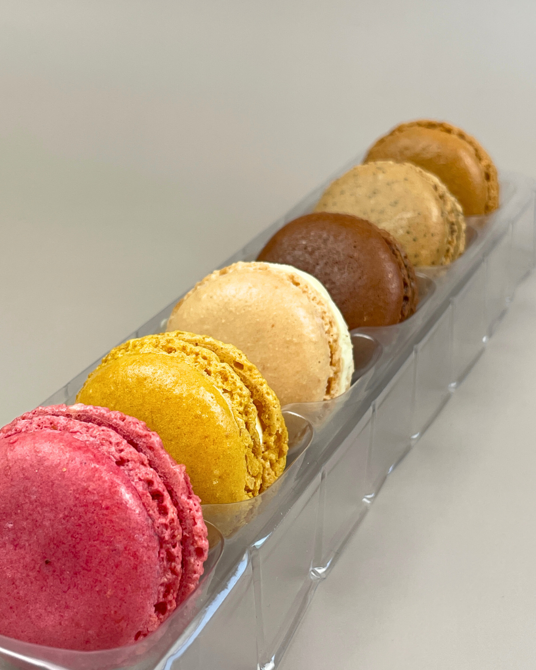 Pack of 6 macarons (mixed flavours)